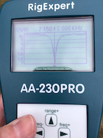 Antenna analyzer shows that VE2DPE's linear-loaded 40 m NVIS antenna, under test, resonates at 7.15 MHz.