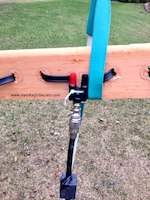 Picture shows how the center of VE2DPE's portable 40 m NVIS antenna is held up by a ski pole's handle strap.