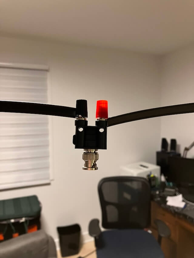 Linear-loaded dipole center insulator.